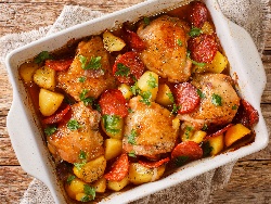 Традиционно испанско пиле с картофи и наденица чоризо на фурна - снимка на рецептата